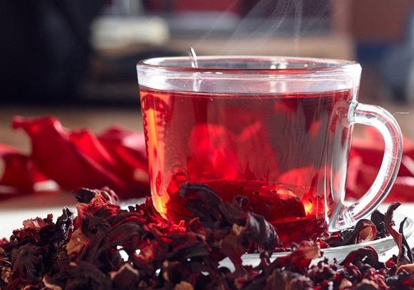 Có thể thêm đường, mật ong hoặc chanh tươi vào cốc trà Hibiscus